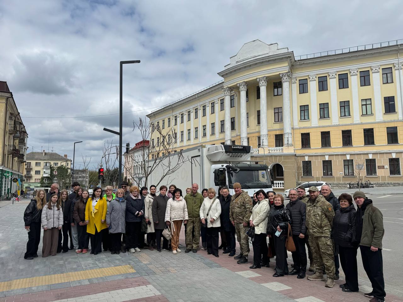 Spilne foto pid chas peredachi refryzheratora